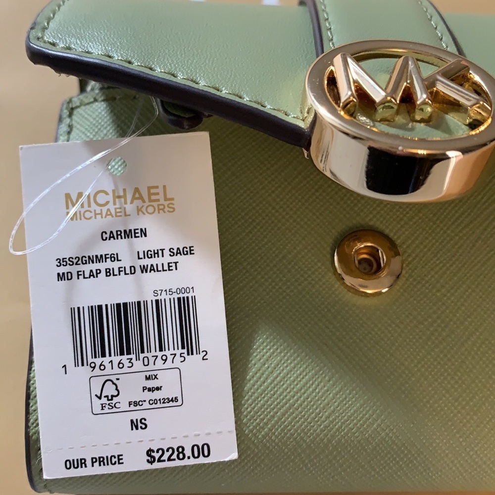 MICHAEL KORS Carmen Medium
Tri-Fold Envelope Wallet LIGHT SAGE COLOR - Picture 4 of 14